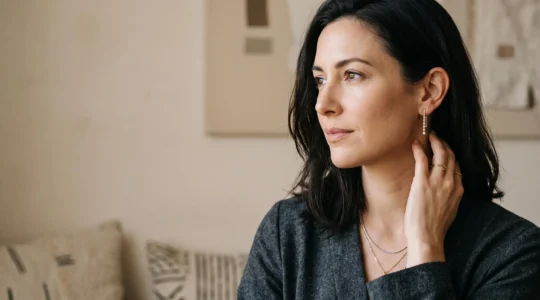 Femme élégante portant des bijoux raffinés qui subliment sa morphologie et affirment sa personnalité