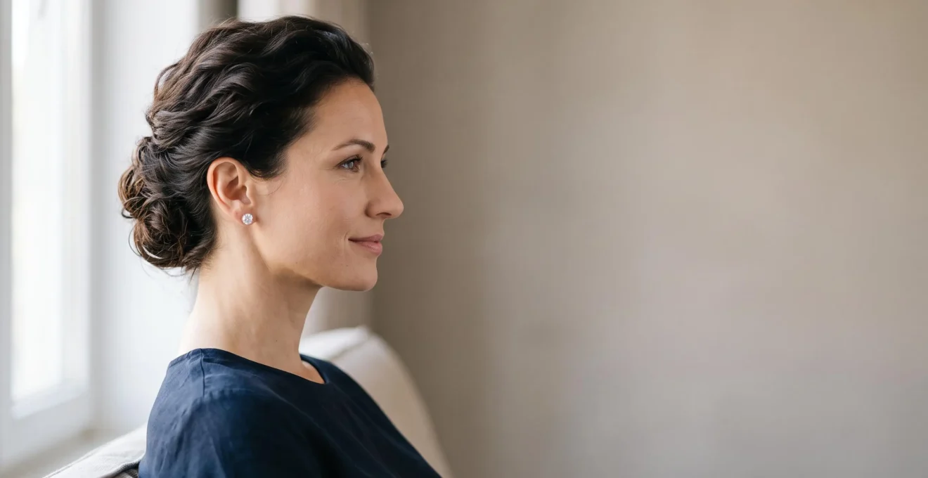 Portrait editorial d'une femme mettant en valeur une puce d'oreille en diamant qui sublime son visage